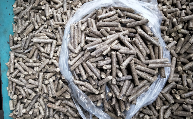 秸稈燃料顆粒機(jī)顆?；?/></p><p>據(jù)了解，通過水稻秸稈機(jī)械化滅茬深翻還田、玉米秸稈機(jī)械化撿拾打捆，深入推進(jìn)秸稈飼料化、肥料化、能源化、原料化利用，消除我區(qū)水稻、玉米秸稈“站崗”浪費(fèi)和因焚燒秸稈而造成的空氣污染現(xiàn)象，從而形成布局合理、多元利用的秸稈綜合利用產(chǎn)業(yè)化格局，建立可持續(xù)的農(nóng)用物秸稈綜合利用長效機(jī)制，全面實(shí)現(xiàn)玉米、水稻等農(nóng)作物秸稈資源化利用，促進(jìn)資源節(jié)約、環(huán)境保護(hù)、農(nóng)民增收和農(nóng)業(yè)可持續(xù)發(fā)展。</p><p><br/></p><div   id=