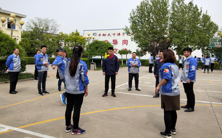 踢毽子比賽讓我們見(jiàn)識(shí)到團(tuán)結(jié)協(xié)作、堅(jiān)持不懈的運(yùn)動(dòng)精神，各隊(duì)在場(chǎng)上展開(kāi)激烈比拼，隊(duì)員們沉著應(yīng)戰(zhàn)、默契配合、快速傳遞