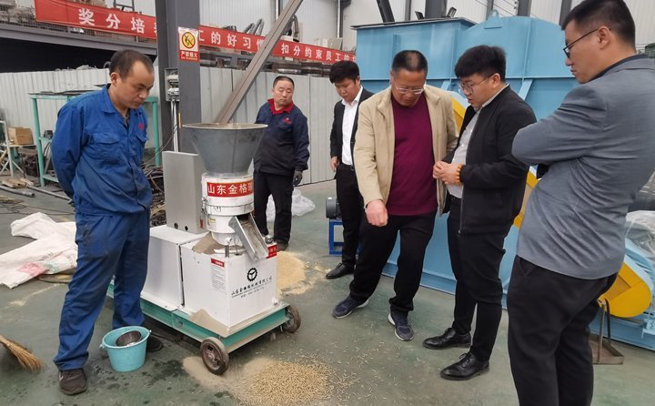 350型號(hào)秸稈顆粒機(jī)，時(shí)產(chǎn)300-600公斤