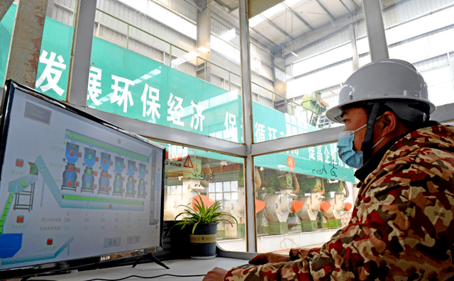 淮南市壽縣一家顆粒廠工人正在操控秸稈顆粒機(jī)械設(shè)備加工秸稈，生產(chǎn)生物燃料